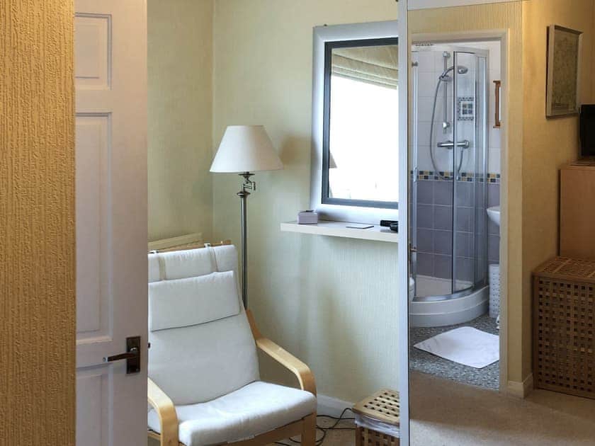 Peaceful double bedroom with en-suite shower room | Winville Cottage, Askrigg