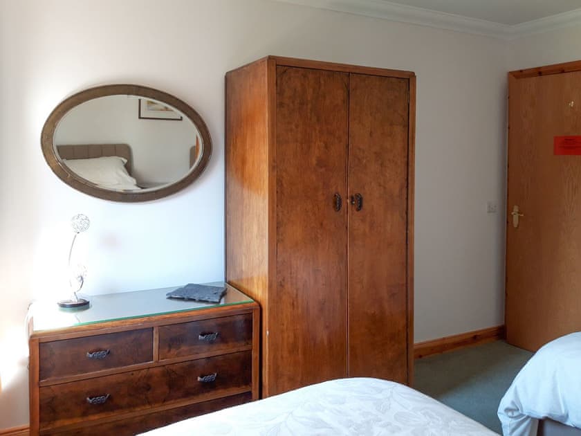 Good-sized twin bedroom | Lismore Cottage, North Ballachulish, near Glencoe