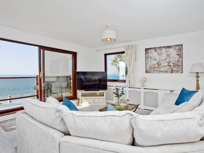 Light and airy living area | Hawks Ridge, Downderry