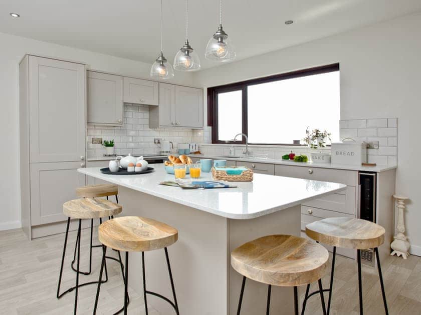 Well equipped kitchen/ dining area | Hawks Ridge, Downderry