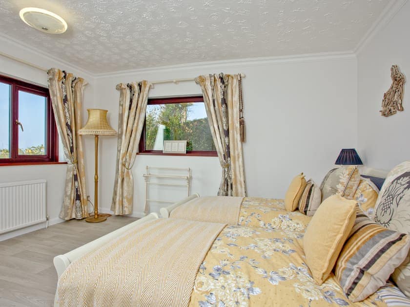 Delightful twin bedroom | Hawks Ridge, Downderry