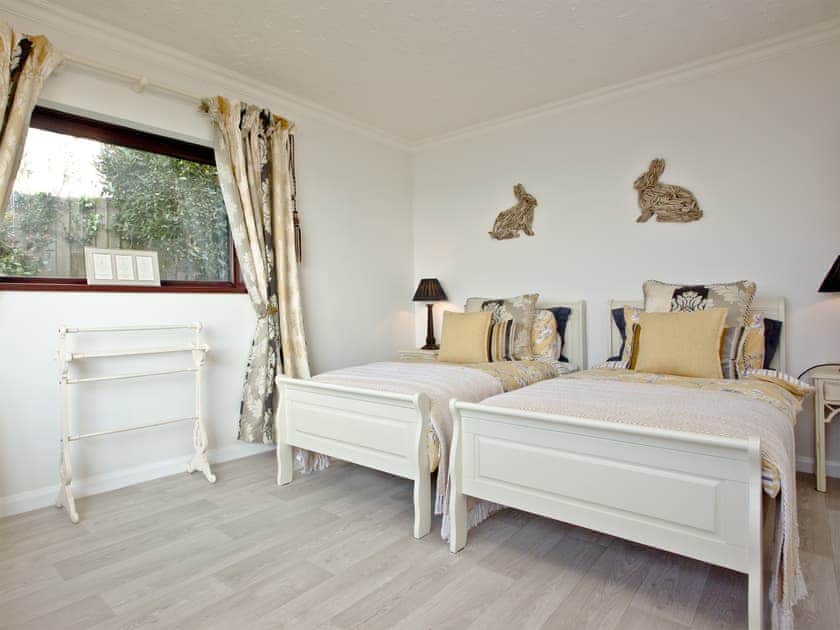Delightful twin bedroom | Hawks Ridge, Downderry