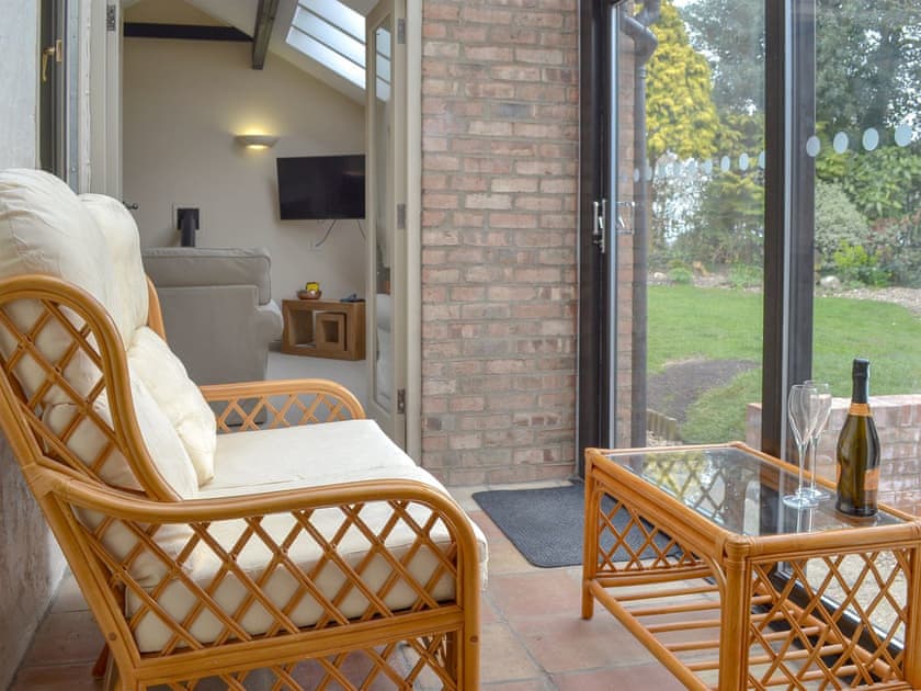 Light and airy conservatory | End Cottage, Tibthorpe, near Driffield 