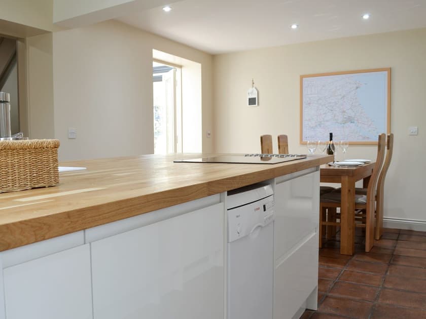 Well equipped kitchen/ dining room | End Cottage, Tibthorpe, near Driffield 