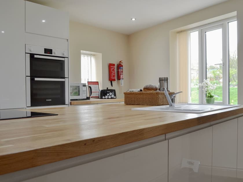 Well equipped kitchen/ dining room | End Cottage, Tibthorpe, near Driffield 
