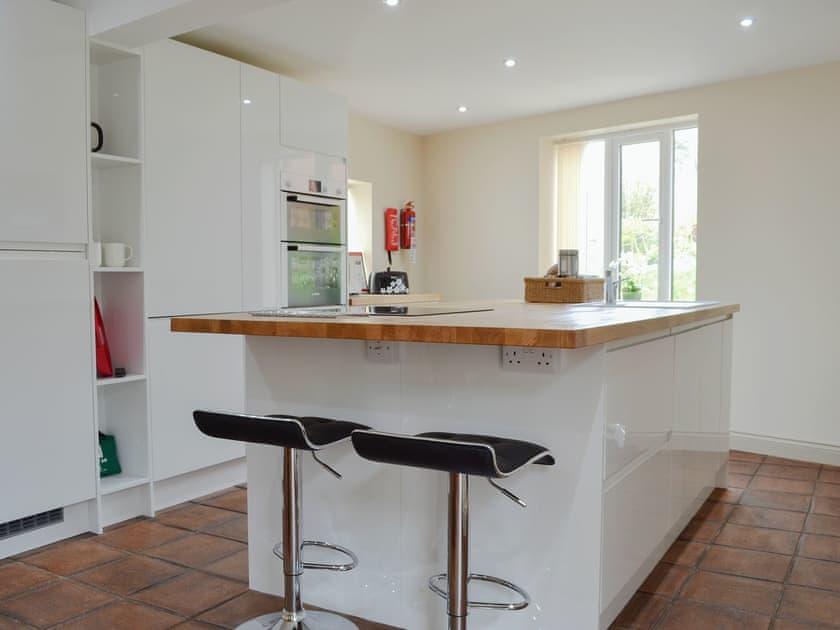 Well equipped kitchen/ dining room | End Cottage, Tibthorpe, near Driffield 