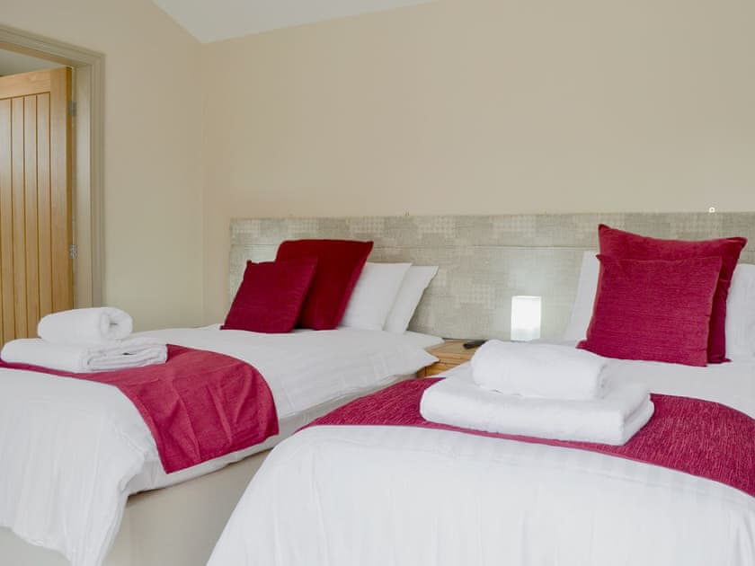 Light and airy twin bedroom | End Cottage, Tibthorpe, near Driffield 