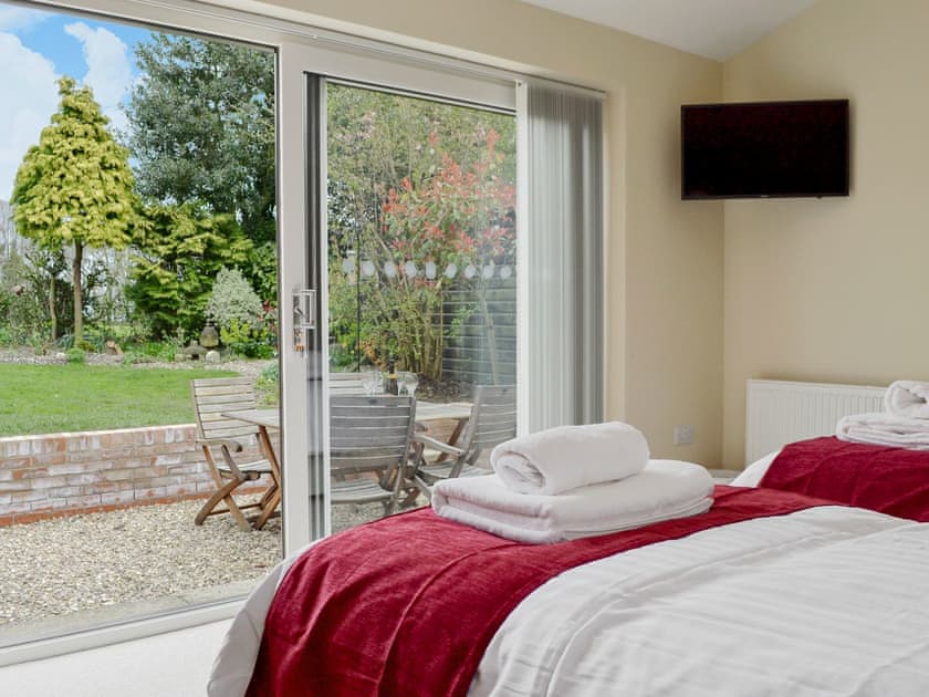 Delightful twin bedroom with garden view | End Cottage, Tibthorpe, near Driffield 