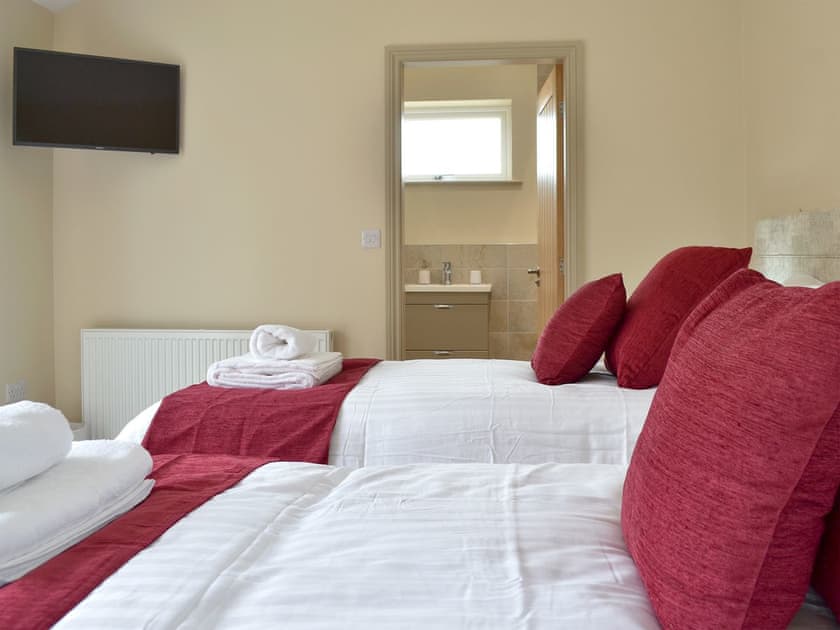 Twin bedroom with en-suite | End Cottage, Tibthorpe, near Driffield 