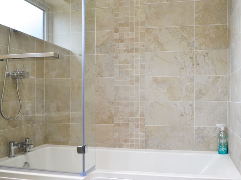 En-suite bathroom | End Cottage, Tibthorpe, near Driffield 