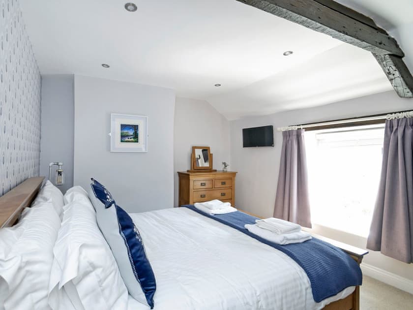 Relaxing master bedroom | Pinfold Cottage, Richmond