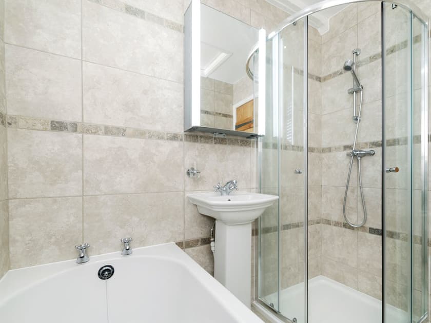 Generous sized bathroom | Pinfold Cottage, Richmond