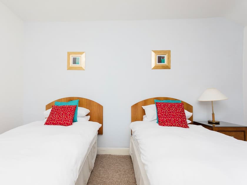 Cosy twin bedroom | Clarendon House, Shanklin