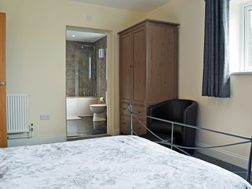 Sumptuous double bedroom with en-suite | Y Hendy Llaeth, Red Roses, near Whitland