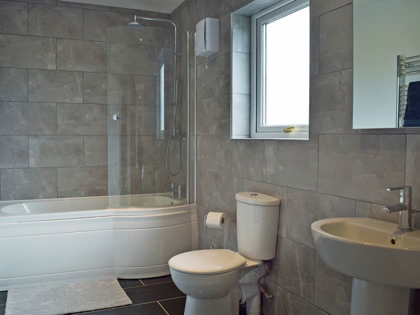 Generous sized en-suite | Y Hendy Llaeth, Red Roses, near Whitland
