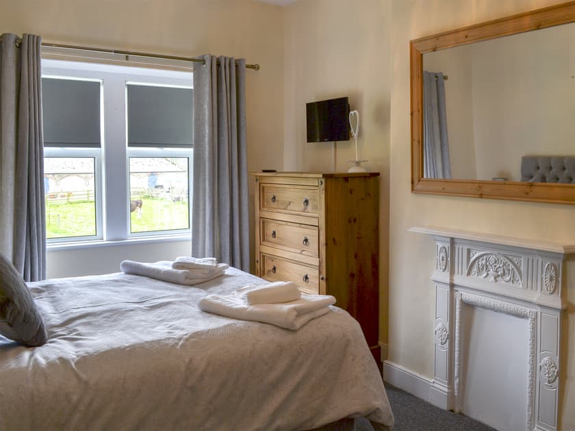 Comfortable bedroom with kingsize bed | Sheilas Cottage, Christon bank, near Alnwick