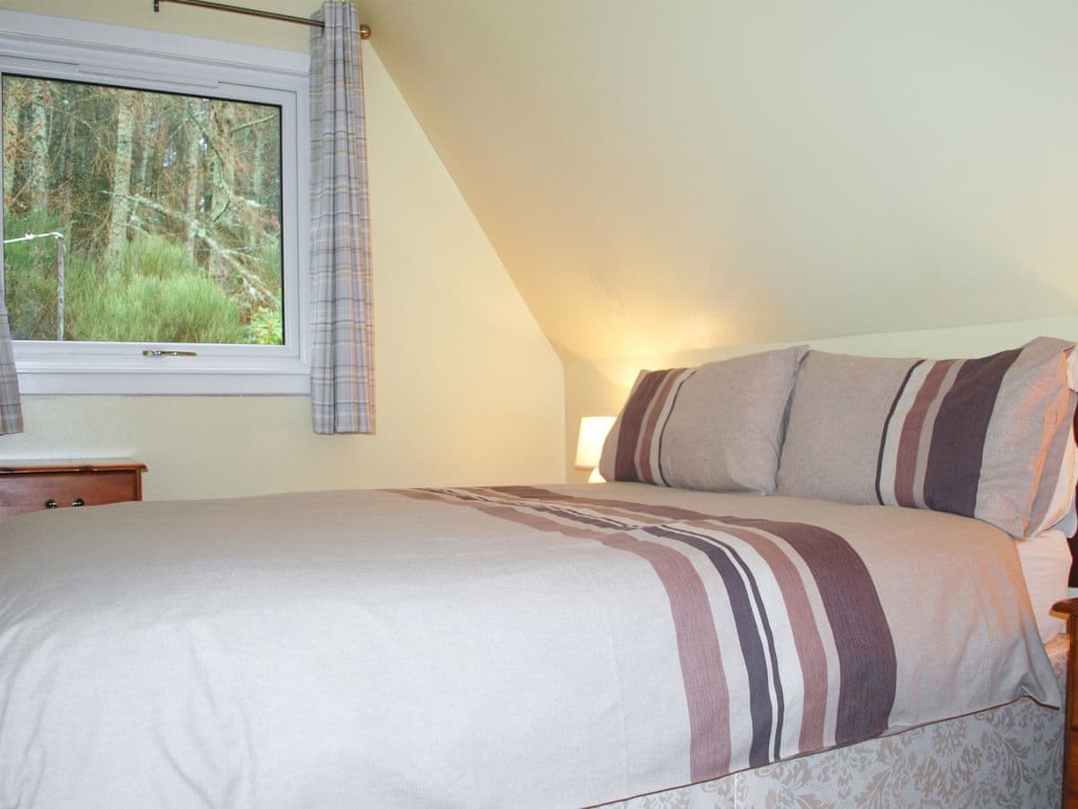 Flowerburn Holidays - Heather Lodge - Image 3