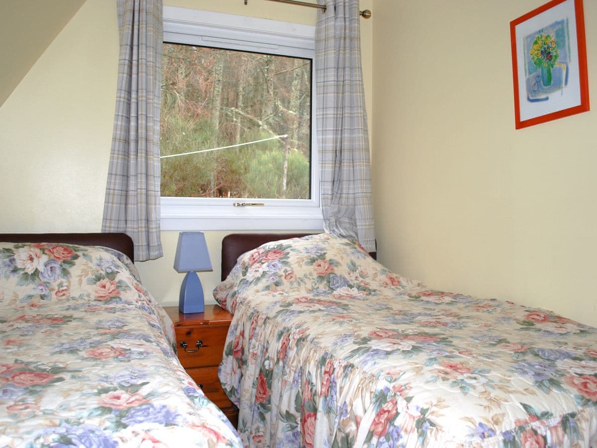 Flowerburn Holidays - Heather Lodge - Image 4