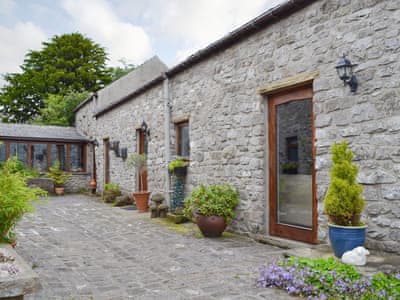 Courtyard Cottage At Dam Hall Barn Cottages In Buxton Bakewell