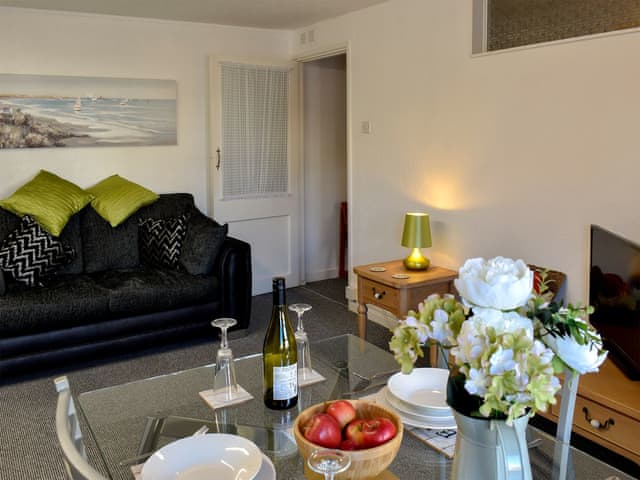 Atherfield Apartments Lawn Side Ref Uk11452 In Paignton Devon