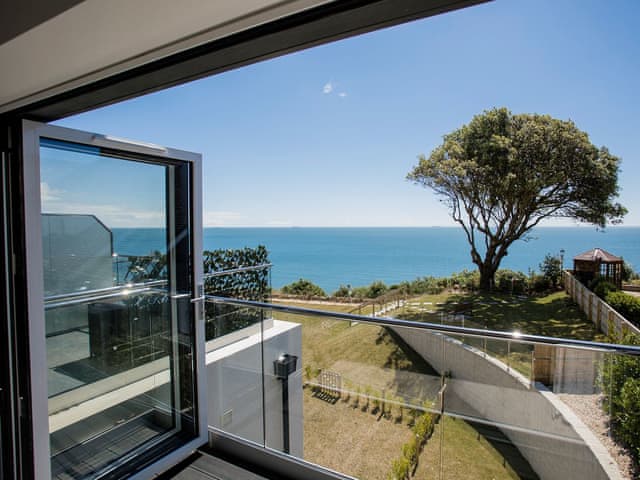 Ocean Blue Ref Bcrc18 In Sandown Isle Of Wight Cottages Com