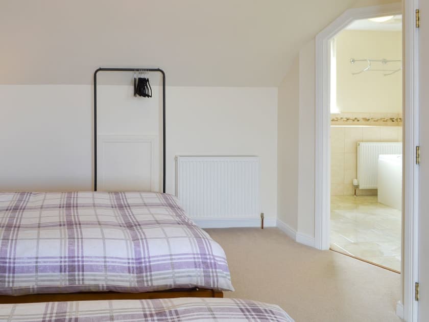 Good-sized en-suite twin bedroom | Eilean View (Island View), Inverasdale by Poolewe, near Achnasheen