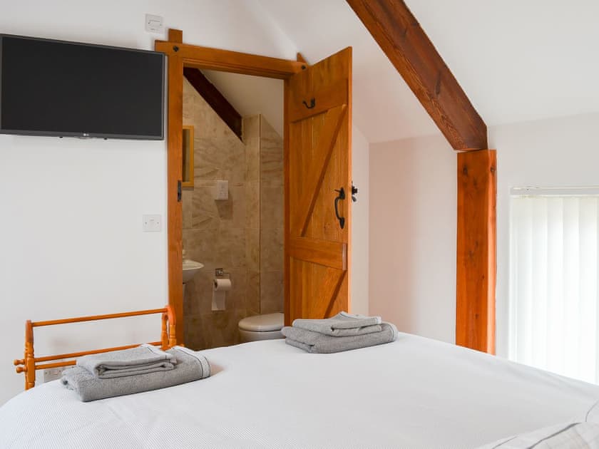 Lovely double bedroom with en-suite | Fair Maid - Glimsters Farm Holiday let, Kentisbeare, Cullompton