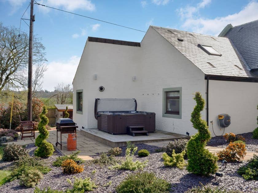 Spacious, detached farmhouse, complete with private hot tub | Hill End Farmhouse - Hillend, Dalry