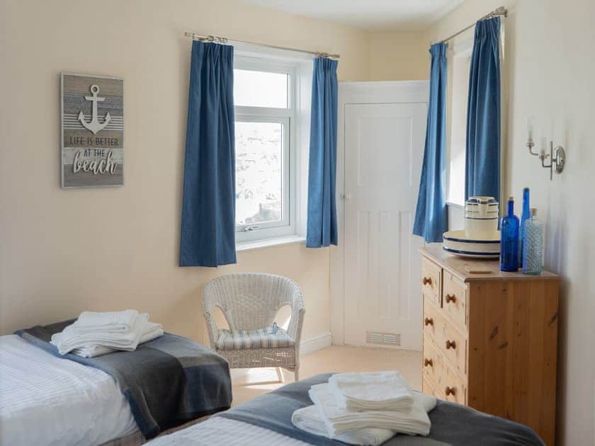 Light and airy twin bedroom | Cliff Cottage, Brixham
