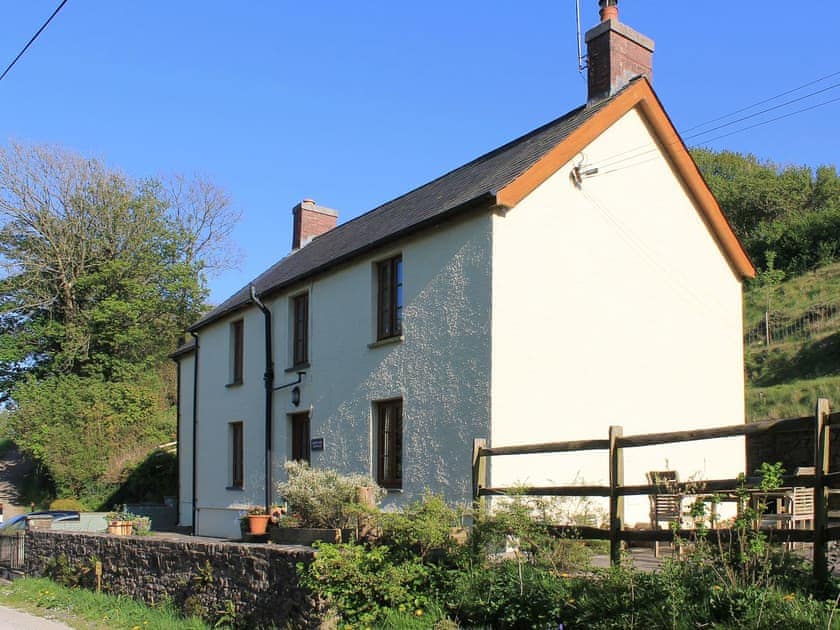 Lovely traditional Welsh cottage | Castle Hill Cottage, Llansteffan, near Carmarthen