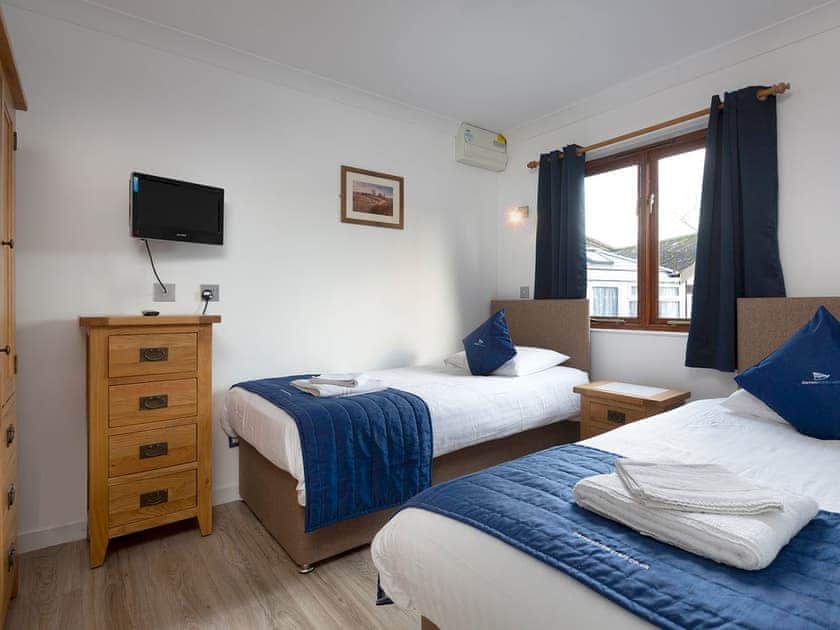 Light and airy twin bedroom | Coot - Daisy Broad Lodges, Wroxham