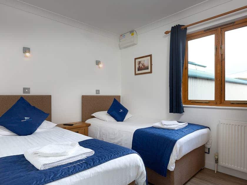 Light and airy twin bedroom | Mallard - Daisy Broad Lodges, Wroxham