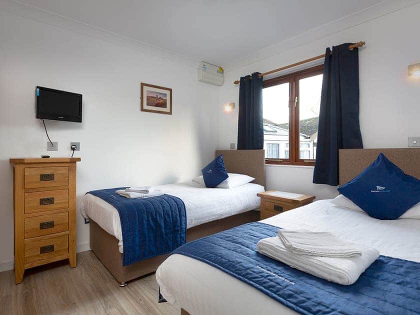 Inviting twin bedroom | Grebe - Daisy Broad Lodges, Wroxham