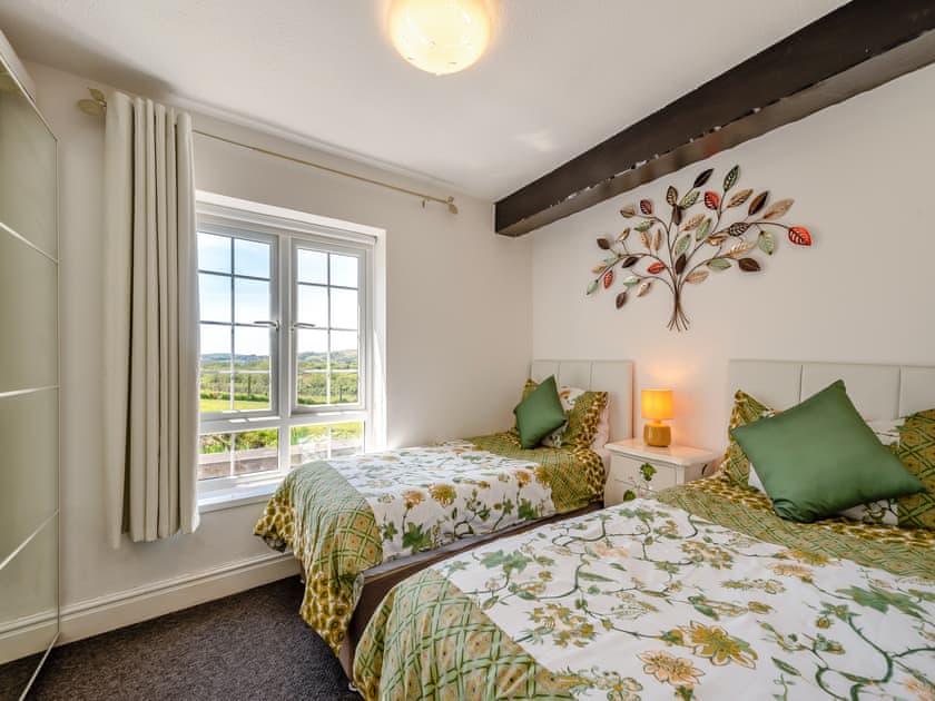 Twin bedroom | Bronyn Cottage - Bronyn Farm, Ferryside, near Carmarthen