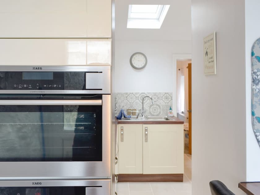 Fully appointed kitchen | Brig-y-Don Bach - Brig-y-Don, Llanaber, near Barmouth
