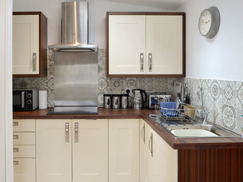 Well-equipped kitchen | Brig-y-Don Bach - Brig-y-Don, Llanaber, near Barmouth