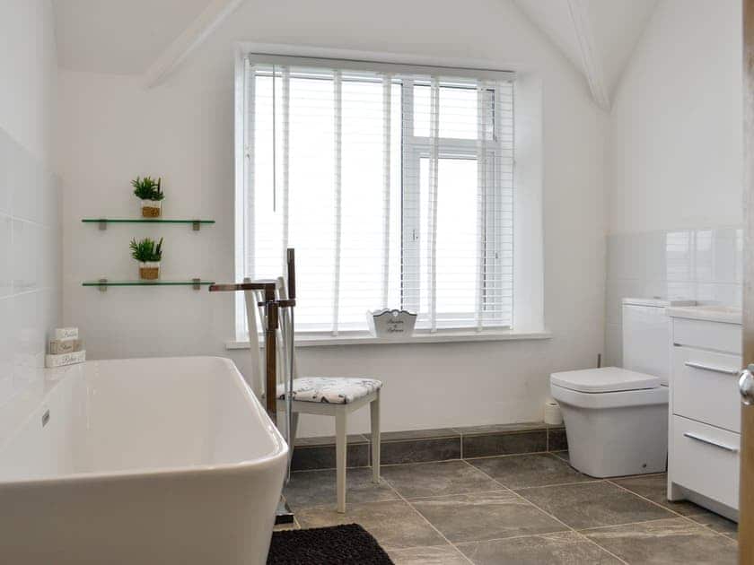Family bathroom with bath and separate shower cubicle | Brig-y-Don - Brig-y-Don, Llanaber, near Barmouth