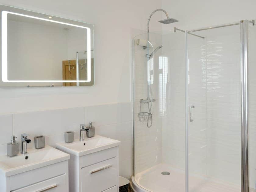 Family bathroom with bath and separate shower cubicle | Brig-y-Don - Brig-y-Don, Llanaber, near Barmouth