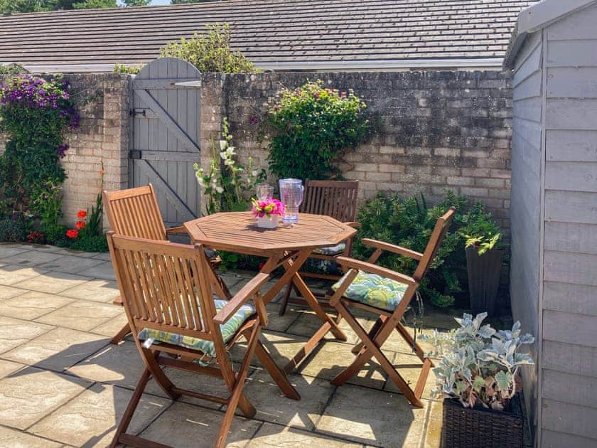 Courtyard | Gwynt y Môr, Tywyn