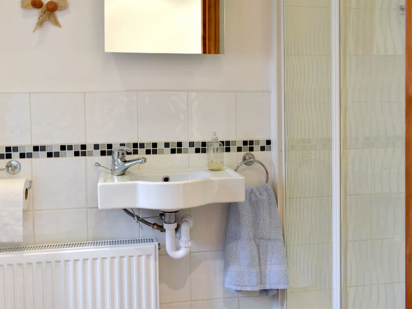Shower room | Bay Cottage, Par, near St Austell
