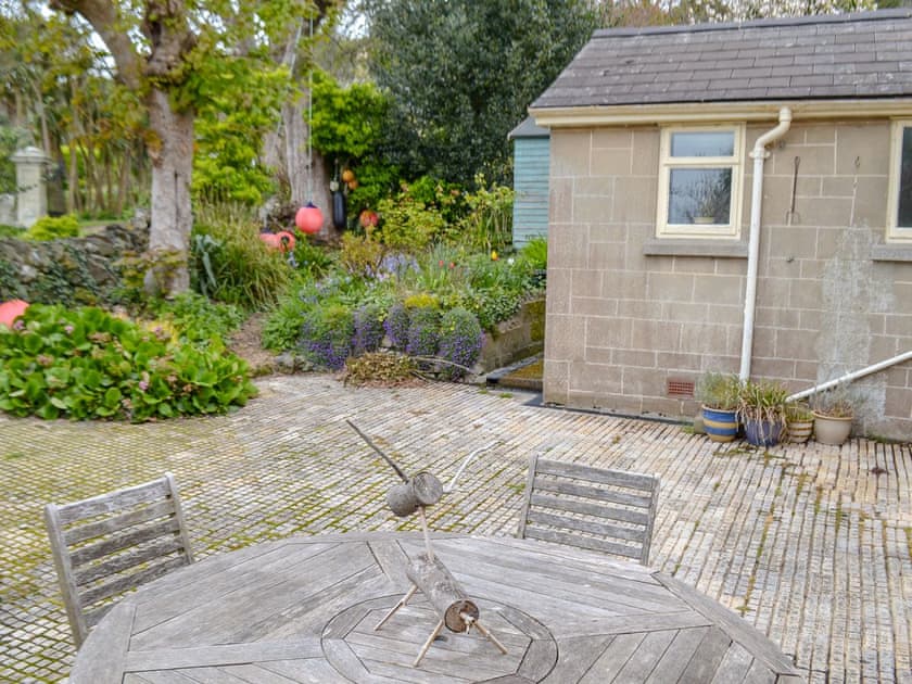Sitting-out-area | Elm Cottage, St Lawrence