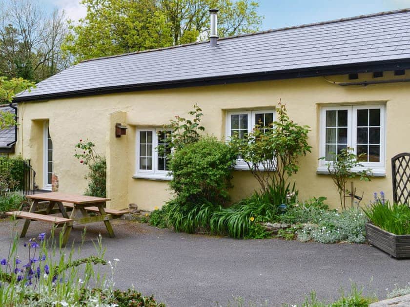 Charming single storey cottage in a courtyard setting | Beech Cottage - Carpenters Tinney, Pyworthy, Holsworthy, near Bude