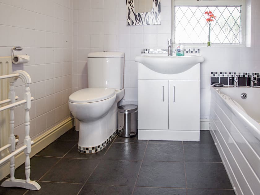 En-suite | Ash Cottage - Ashtree Court, Addlethorpe