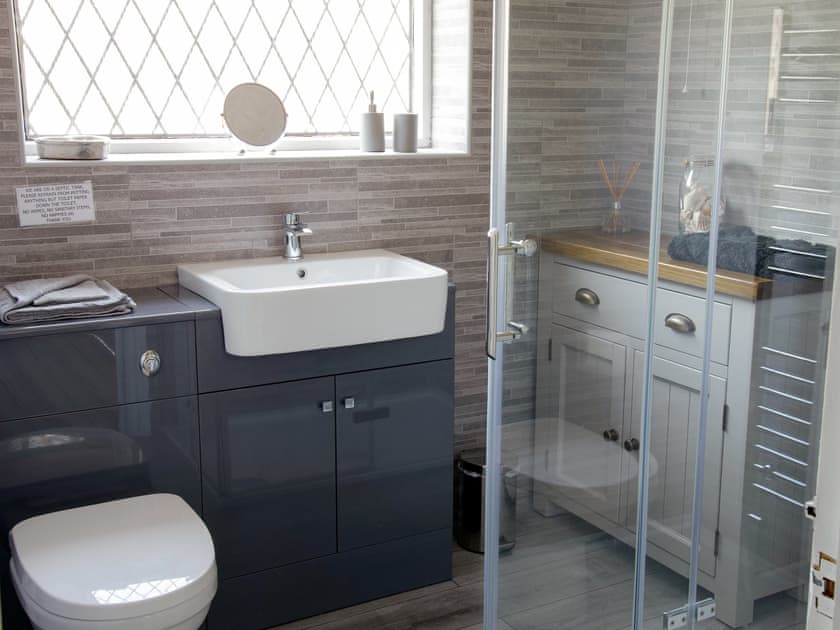 Shower room | Ash Cottage - Ashtree Court, Addlethorpe