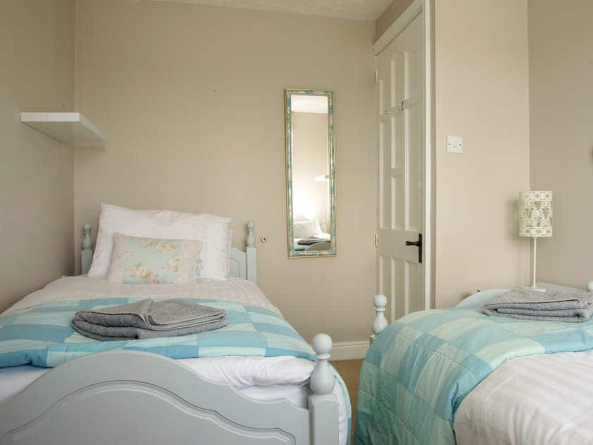 Twin bedroom | The Old Barn - Ashtree Court, Addlethorpe