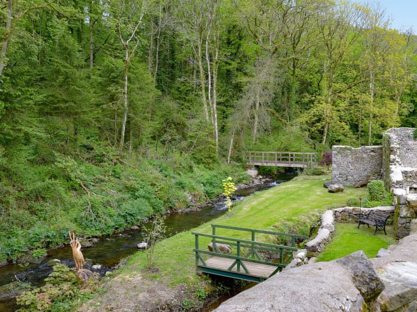 Set alongside a meandering river  | Tucking Cottage, Treffgarne, near Haverfordwest