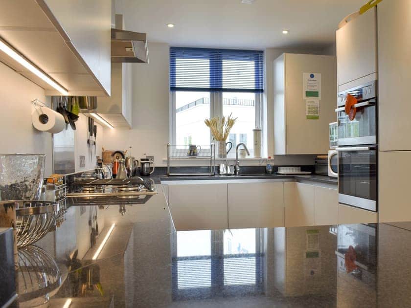 Well equipped kitchen | The Light House, Fowey
