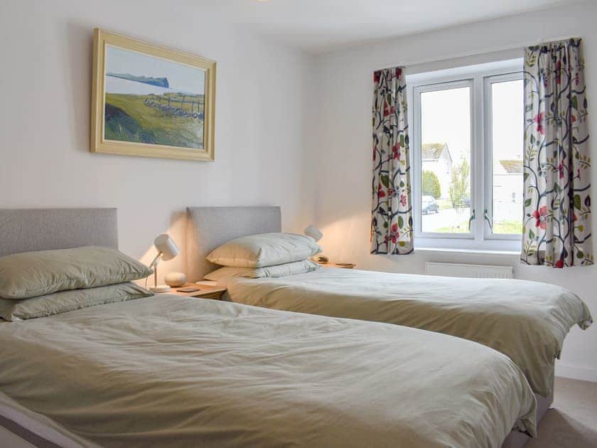 Comfortable twin bedroom | The Light House, Fowey