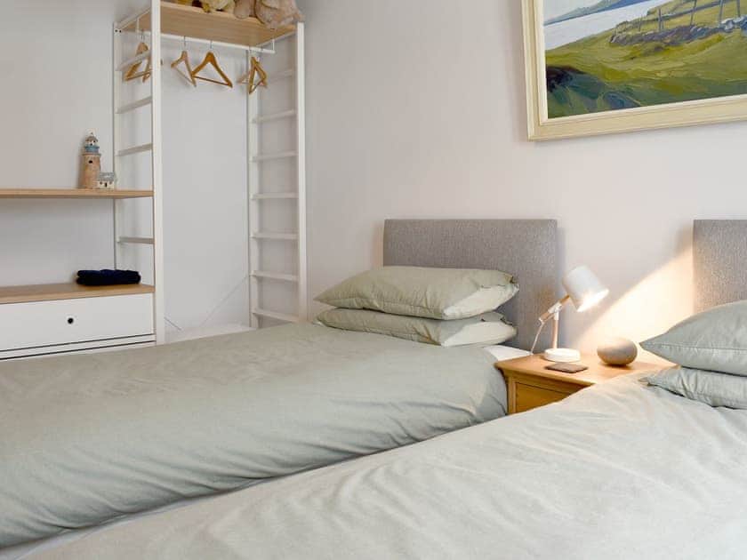 Comfortable twin bedroom | The Light House, Fowey