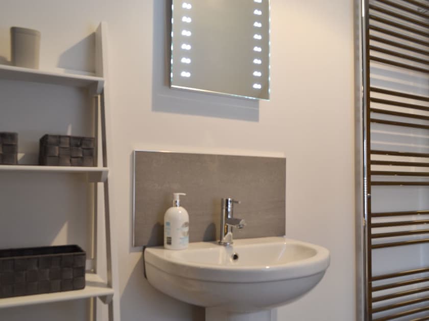 Bathroom | Dragonfly Cottage, Beverley 